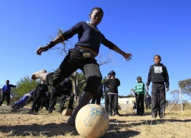 O hraní fotbalu můžou mnozí somálští kluci jen snít.