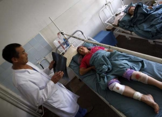Žena zraněná na jihu země převezená do nemocnice v Biškeku.