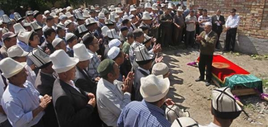 Pohřeb jedné z obětí etnických nepokojů u Džalalabadu.