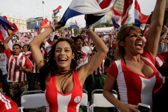 Fanynky Paraguaye si vybírají první řady. Vědí proč.