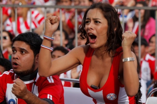 Fanynka Paraguaye je nejen pohledná, ale i praktická.