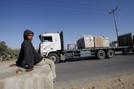Do Gazy míří z Izraele dodávka cementu.