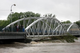 Silnicím a mostům na Moravě daly navíc zabrat i záplavy.