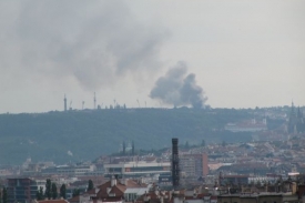 Hustý kouř je vidět po celé Praze.