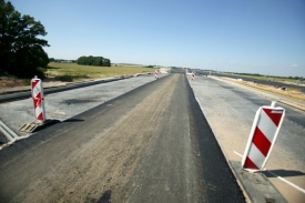 Stavba dálnice D11 se komplikuje kvůli pozemkům vlastníků.
