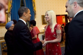 Slavná fotografie, na níž si Obama třese rukou s Michaelou Salahiovou.