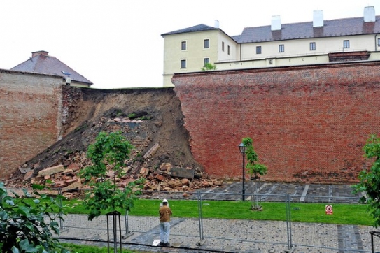 Zřítilo se asi patnáct metrů hradeb.
