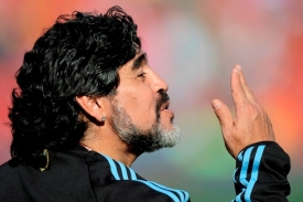 Maradona jako by dával jasně najevo, co si o Pelém myslí.