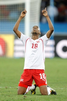 Střelec vítězného gólu Švýcarů Gelson Fernandes.
