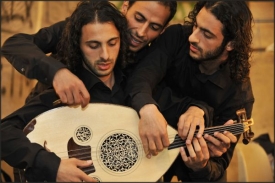 Palestinsko-izraelští Trio Joubran se neobejdou bez loutny oud.