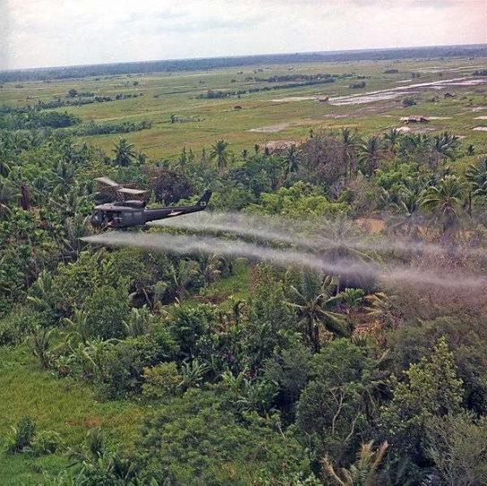 Vrtulník USA rozprašuje Agent Orange nad deltou Mekongu.