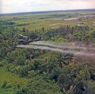 Vrtulník USA rozprašuje Agent Orange nad deltou Mekongu.