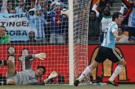 Gonzalo Higuaín se raduje z gólu v korejské síti.