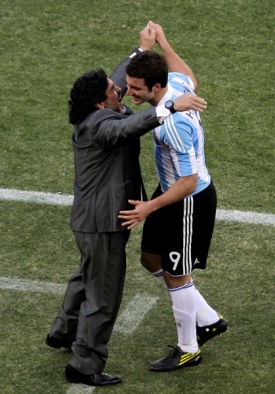 Diego Maradona oslavuje autora tří gólů Gonzala Higuaína.