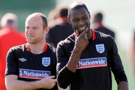 Wayne Rooney (vlevo) a Ledley King. Angličané musejí zabrat.