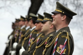 Několik elitních vojáků čelí obvinění, že si koupili maturitu.