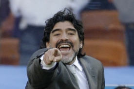 Diego Maradona se obul do fotbalových legend.