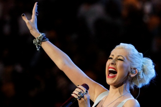 Americkou hymnu jako před šestým finále zazpívala Christina Aguilera.