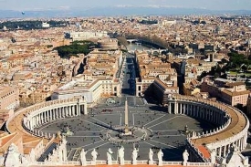Vatikán, sídlo Svaté stolice, je turistickou atrakcí.