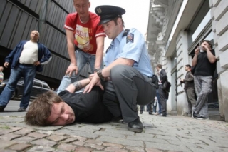 Policisté právě zatýkají Romana Týce ze skupiny Ztohoven.