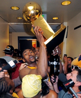Ron Artest s trofejí pro vítěze NBA.