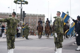 Švédská armáda nacvičuje pochod čerstvě oddaného páru městem.