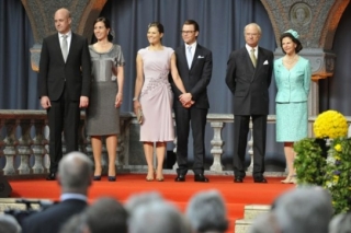 Švédský premiér, královští snoubenci, král a královna (zleva doprava).