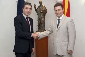 Generální tajemník NATO a makedonský premiér.