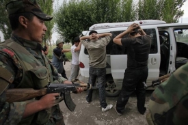 Vojáci prohledávají uprchlíky kvůli převozu zbraní u města Oš.