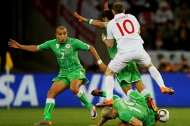 Angličan Rooney (v bílém) přeskakuje ležícího Hasana Yibdá.