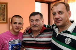 Slovenský trenér Vladimír Weiss (vpravo) s otcem a synem.