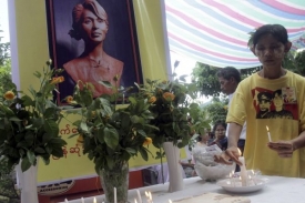 V Barmě lidé slaví narozeniny slavné političky.