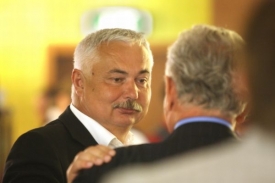 Předseda jihočeské ODS Kuba je napojen na Pavla Dlouhého (vlevo).