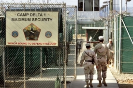 Guantánamo je stále v provozu. Momentálně zadržuje na 180 lidí.