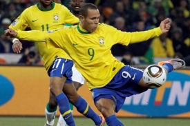 Střelec dvou brazilských gólů Luis Fabiano.