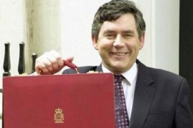 Červený kufřík, tehdy ještě v rukou Gordona Browna.