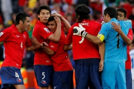 Fotbalisté Chile se radují z druhého vítězství na šampionátu.