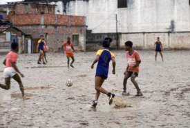 Dobrovolníci mohou třeba učit brazilské děti fotbal.