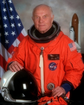 Glenn letěl podruhé do vesmíru v roce 1998. Bylo mu 77 let.