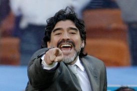 Diego Maradona je rád středem zájmu.