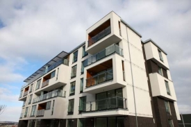 Češi odkládají stěhování, čekají další pokles cen nových bytů.