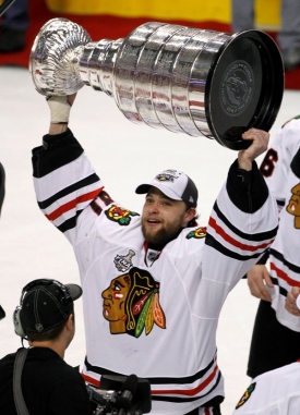 Nejcennější hokejovou trofej letos brali v Chicagu.