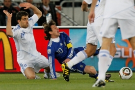 Lionel Messi (v modrém) v zápase proti Řecku.