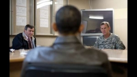 Znesvářená trojka. Zleva: ambasador USA v Kábulu, Obama a McChrystal.