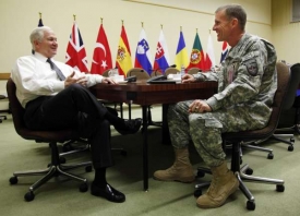 Napjaté vztahy. McChrystal a min. obrany Gates ve Washingtonu.