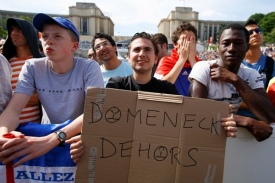 Transparent francouzských fanoušků s nápisem: Domenechu, vypadni.