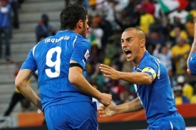 Vincenzo Iaquinta (vlevo) a Fabio Cannavaro z Itálie.
