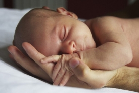 Přirozený porod vybaví novorozence přátelskými bakteriemi.