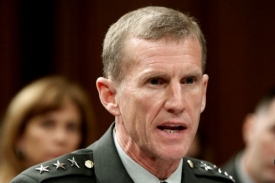 Odvolaný velitel - generál Stanley McChrystal.