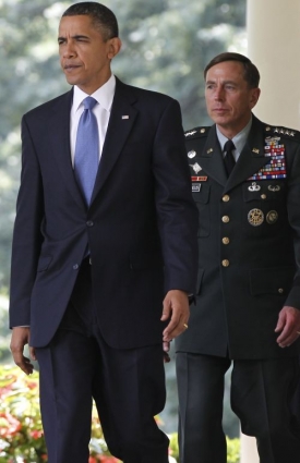 Obama a David Petraeus, který vystřídá ve velení McCrystala.